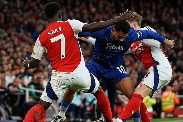 扎戈：托蒂睡觉打呼噜还说梦话；吐西蒙尼口水是因他故意挑衅（扎戈回忆：托蒂睡觉打呼还爱说梦话；对西蒙尼吐口水因其刻意挑衅）