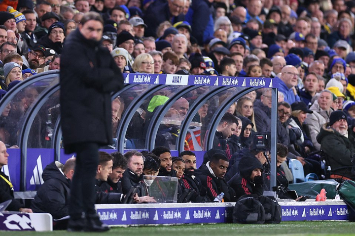 记者：邵佳一执教国足会带着部分在青岛西海岸的助手（记者称邵佳一若执掌国足，将带上部分青岛西海岸助手）