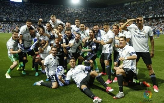 吉鲁帽子戏法助阿森纳3-0胜奥林匹亚科斯晋级欧冠16强（吉鲁戴帽，阿森纳3-0击败奥林匹亚科斯，挺进欧冠16强）