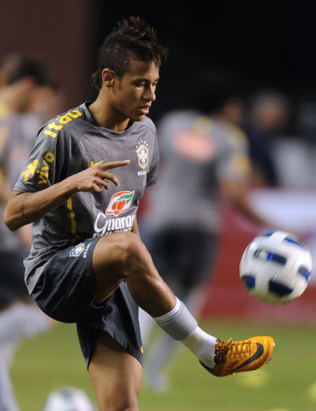 梅西助攻帽子戏法再次爆红全网（梅西上演助攻帽子戏法，再度引爆全网）