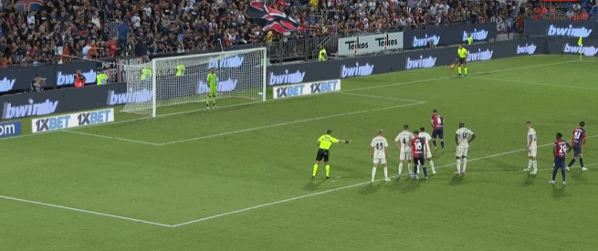 黄潜主帅：维加没抬脚是贴地铲球，我不认为那是红牌（黄潜主帅：维加未抬脚属贴地铲抢，判红不合理）