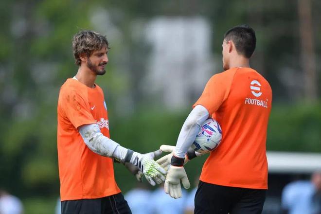 记者：与安哥拉一役，梅西、劳塔罗与阿尔马达或将搭档锋线（记者：对阵安哥拉，梅西、劳塔罗、阿尔马达或组成锋线三叉戟）