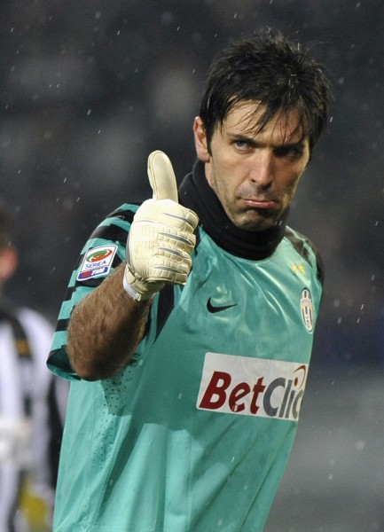 带队6战4胜重回积分榜榜首，穆斯卡特当选中超9／10月最佳教练（率队6战4胜重返榜首，穆斯卡特荣膺中超9-10月最佳教练）