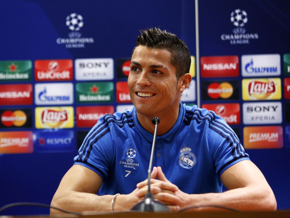 王鹤棣见老师落泪后调皮盖帽（老师落泪后，王鹤棣顽皮来个盖帽）