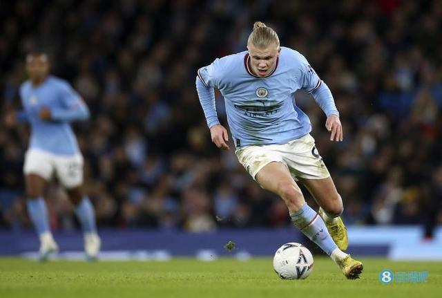 套娃，久保建英坐在涩谷的大久保建英像下握着一个小久保建英（涩谷套娃名场面：久保建英在自己巨像下手持迷你版自己）